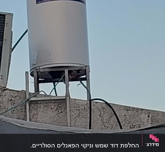 דוד שמש כרומגן על גג עם צינורות מחוברים